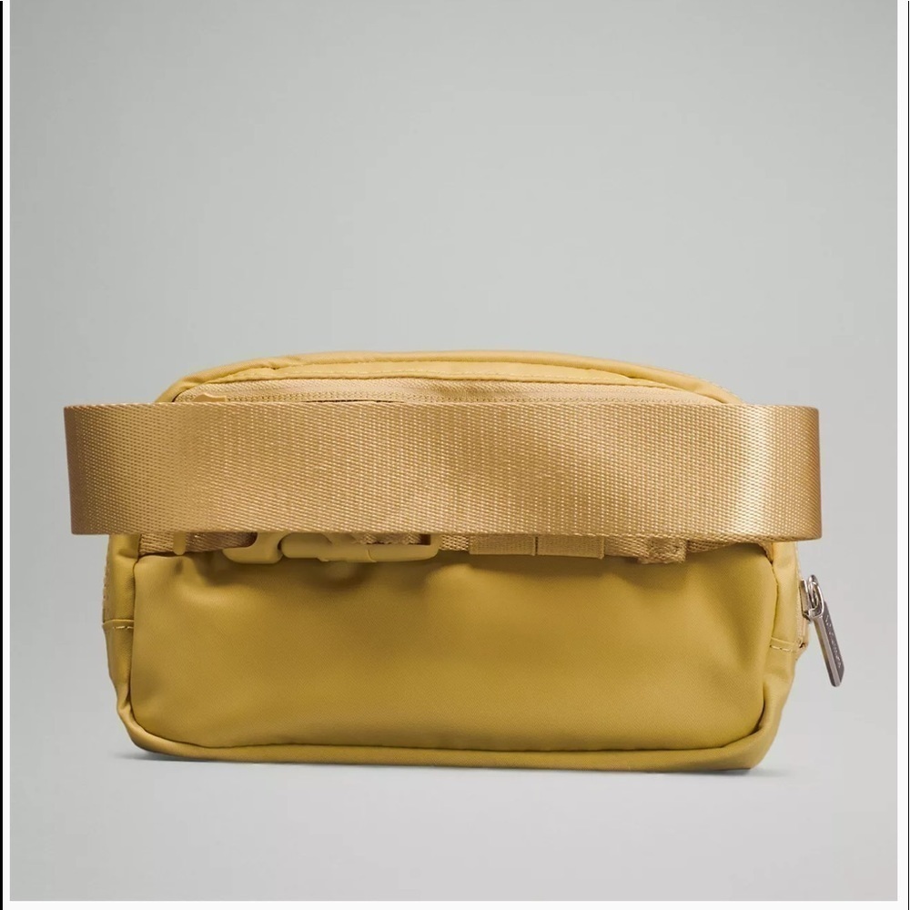 Lululemon Everywhere Belt Bag Golden Sand - Picture 4 of 6